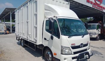 🚚 2017 HINO XZU720R | CORRUGATED BOX 17′ | 8 DOORS full