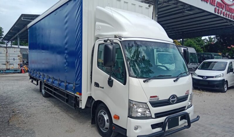 2017/18 HINO XZU710R (UBS) | CURTAIN SIDER BOX 21’7″ full