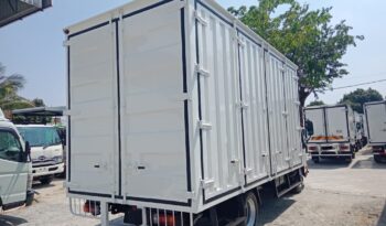 🚚 2017 HINO XZU720R | CORRUGATED BOX 17′ | 8 DOORS full