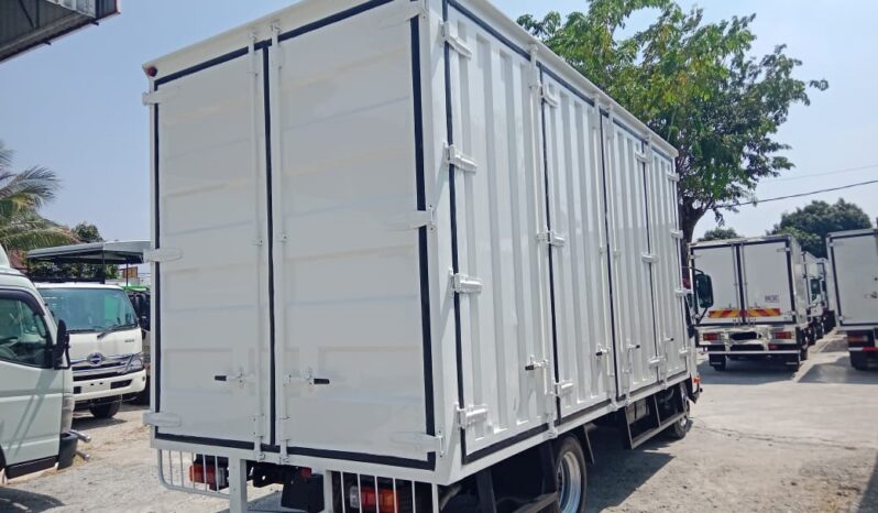 🚚 2017 HINO XZU720R | CORRUGATED BOX 17′ | 8 DOORS full