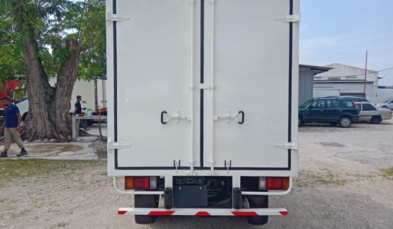 2016 Isuzu NLR55UEE Aluminium Box 10′ full