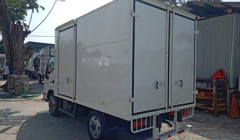 🚚 2020 HINO XZU600R | ALUMINUM BOX 10’4″ | LOW MILEAGE 36K KM full
