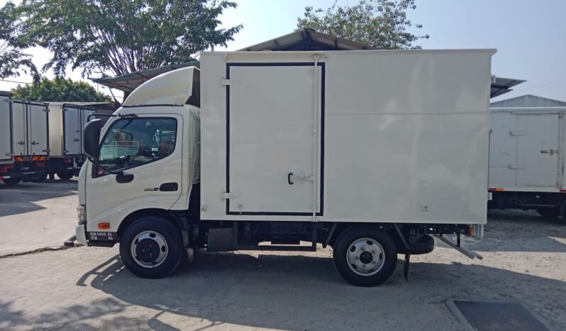🚚 2020 HINO XZU600R | ALUMINUM BOX 10’4″ | LOW MILEAGE 36K KM full