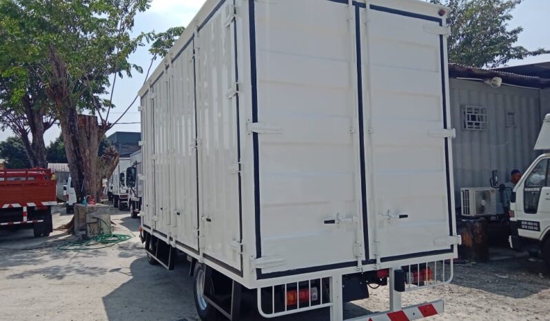🚚 2017 HINO XZU720R | CORRUGATED BOX 17′ | 8 DOORS full