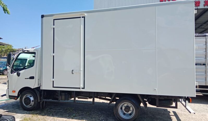 2018/19 Hino XZU710R Fiber Box 14’9 full