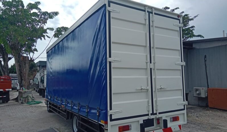 2017/18 HINO XZU710R (UBS) | CURTAIN SIDER BOX 21’7″ full