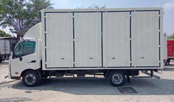 🚚 2017 HINO XZU720R | CORRUGATED BOX 17′ | 8 DOORS full