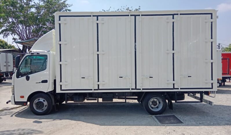 🚚 2017 HINO XZU720R | CORRUGATED BOX 17′ | 8 DOORS full