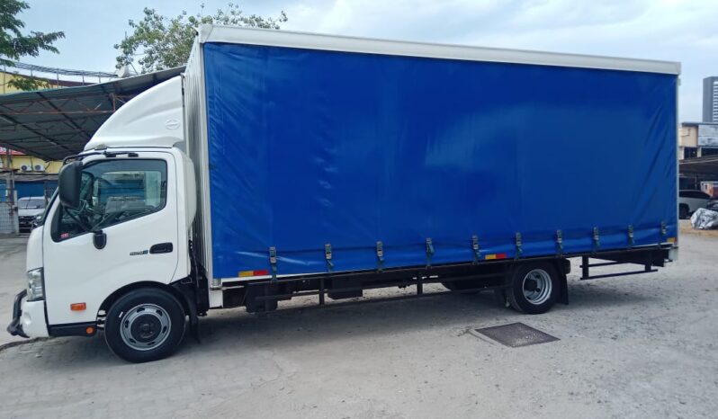 2017/18 HINO XZU710R (UBS) | CURTAIN SIDER BOX 21’7″ full