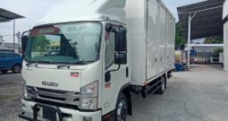 🚚 2019 ISUZU NPR81UKH | FREEZER BOX 16’1″ + TAIL LIFT | 1 LHS DOOR